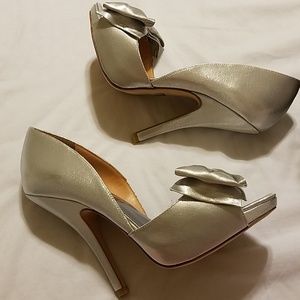 Never worn Badgley Mischka Silver Size 7.5 Pumps